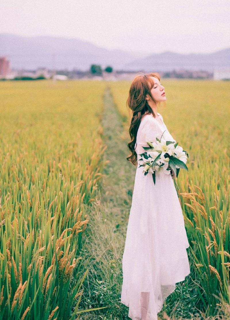 田野稻香氣質(zhì)美女長發(fā)飄動迷人時尚寫真