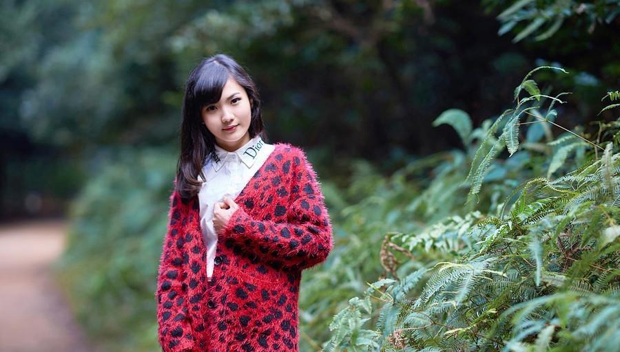 清純的美女森林里的清純唯美時尚寫真