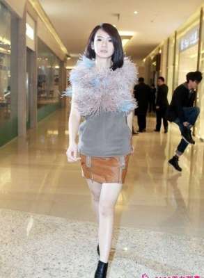 大氣迷人美女戚薇秀絕美身姿