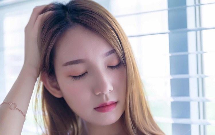 紗窗邊面若桃花清純粉嫩美女圖片
