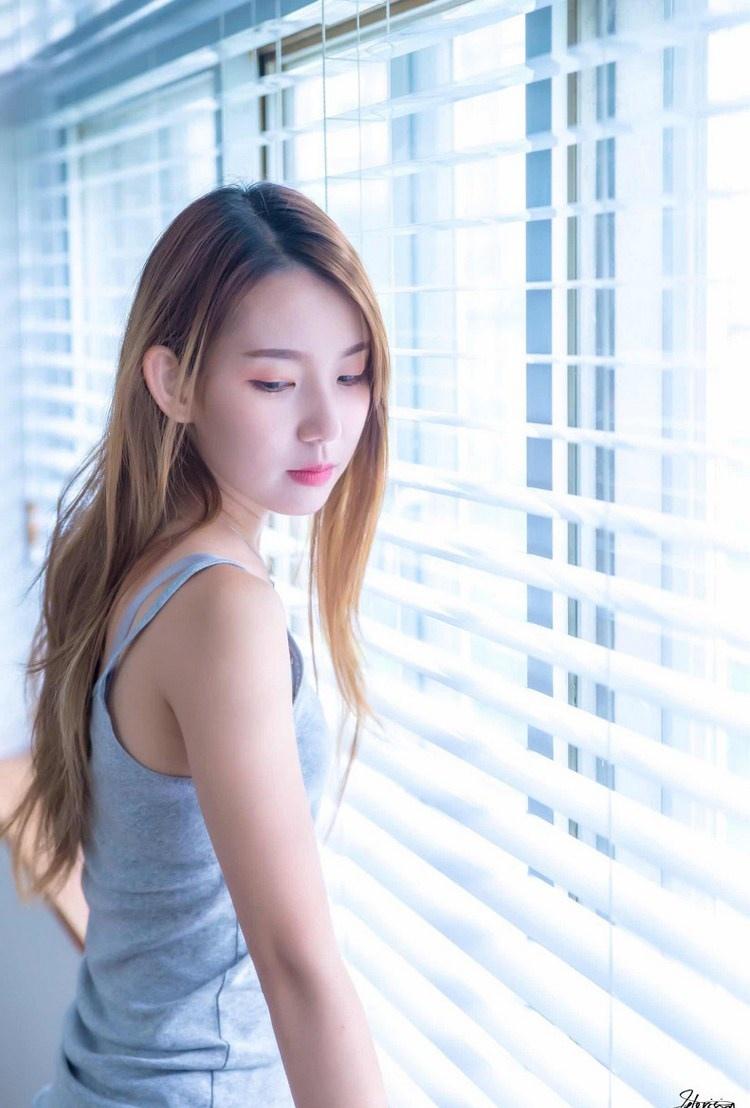 紗窗邊面若桃花清純粉嫩美女圖片