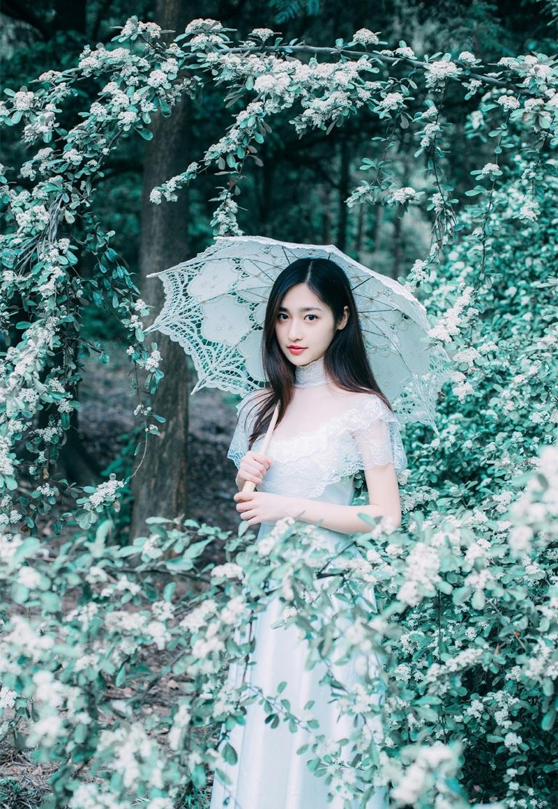 清純美少女戶外清新時尚寫真眼神迷人