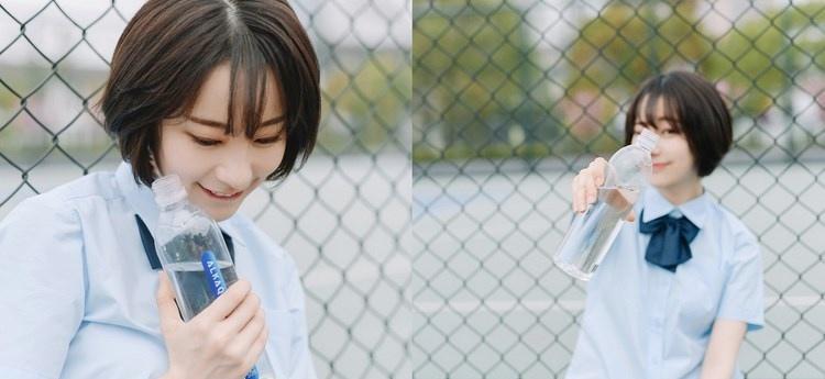 短發少女清純甜美戶外球場寫真圖片