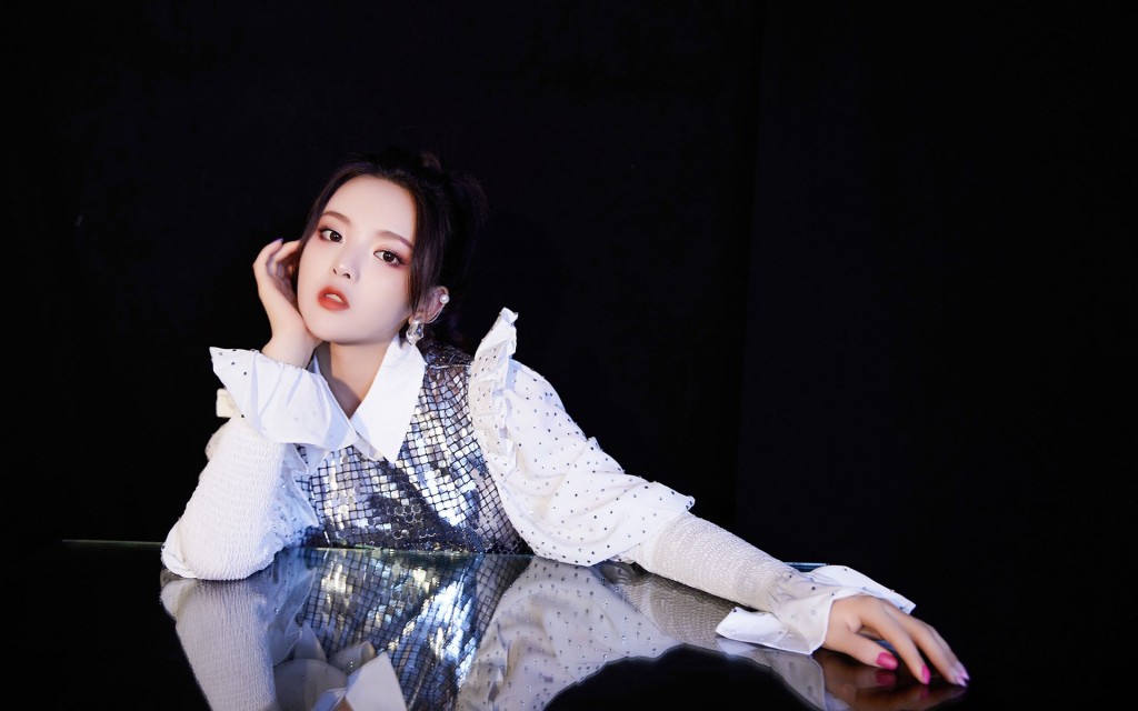 火箭少女101金屬風高清桌面壁紙