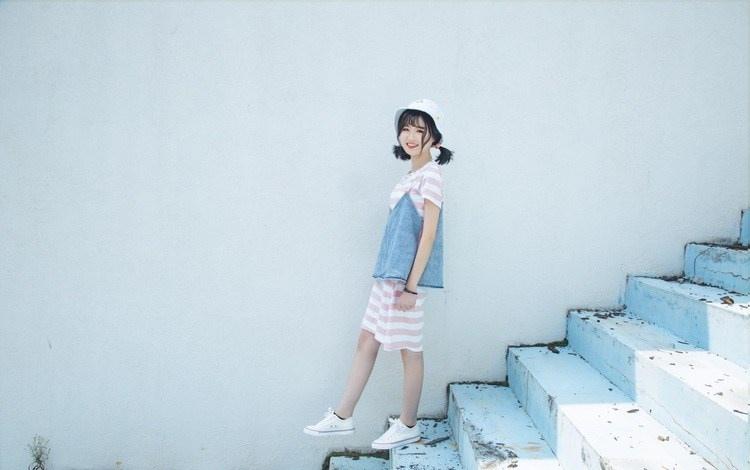 短發圓臉甜美笑容可愛萌妹活力寫真圖片