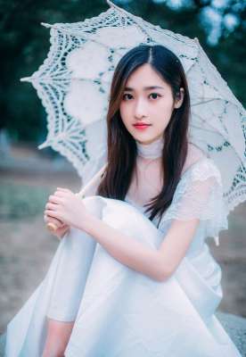 清純美少女戶外清新時尚寫真眼神迷人