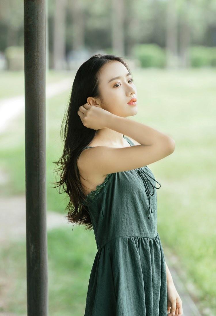 文藝范少女長發飄飄吊帶長裙叢林唯美寫真圖片