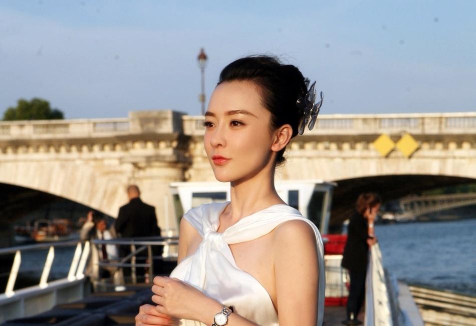 美女霍思燕塞納河邊拍純美寫真 白裙婀娜笑容動(dòng)人
