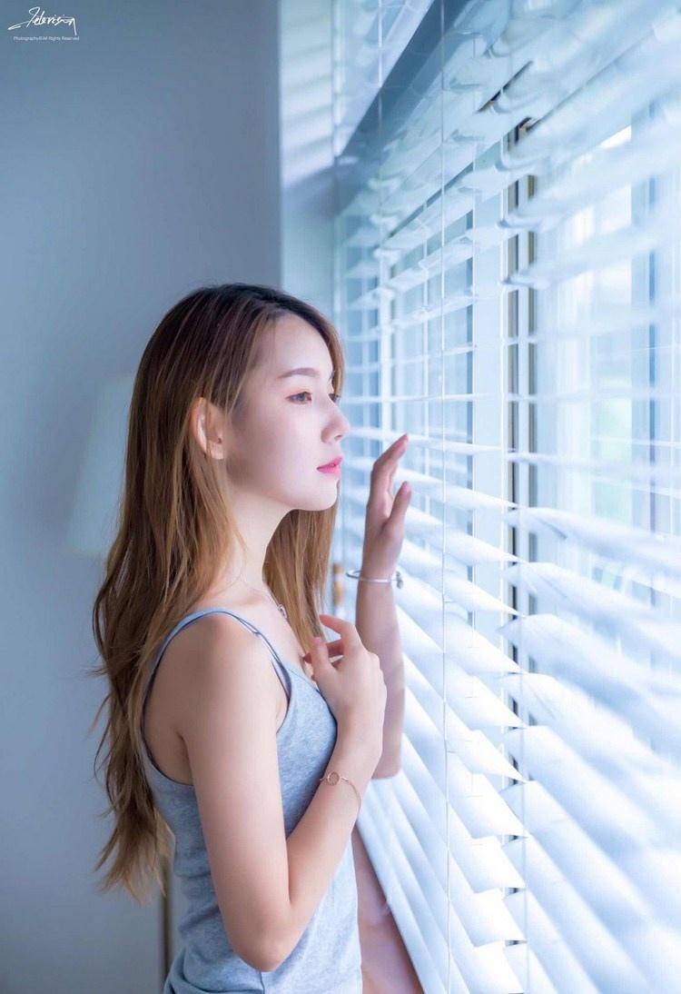 紗窗邊面若桃花清純粉嫩美女圖片