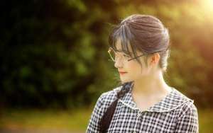 大學(xué)校園里帶眼鏡的女孩