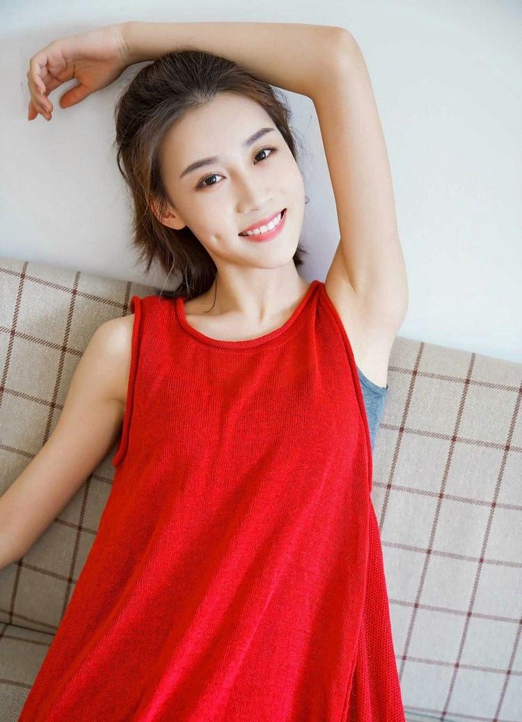 半丸子頭美女室內(nèi)意境甜美迷人時尚寫真