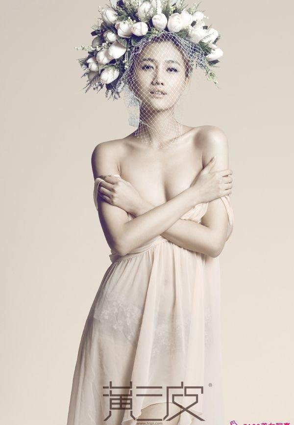 美女演員趙子惠性感時尚寫真裸露上身