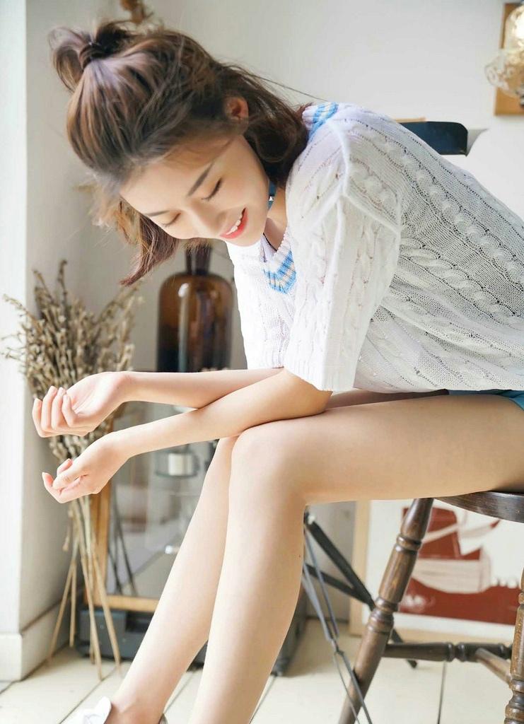 半丸子頭美女室內(nèi)意境甜美迷人時尚寫真