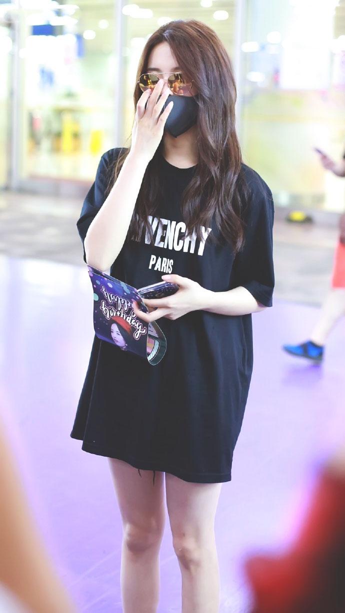 火箭少女101楊超越美腿街拍圖片
