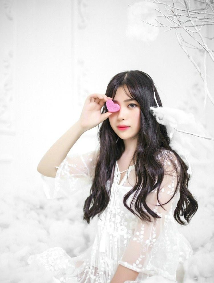 潔凈白色長裙美女紅唇嬌艷欲滴時尚寫真