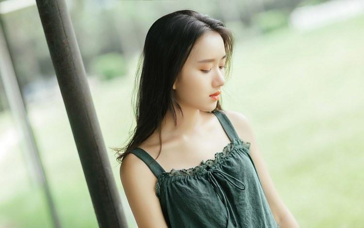 文藝范少女長發飄飄吊帶長裙叢林唯美寫真圖片