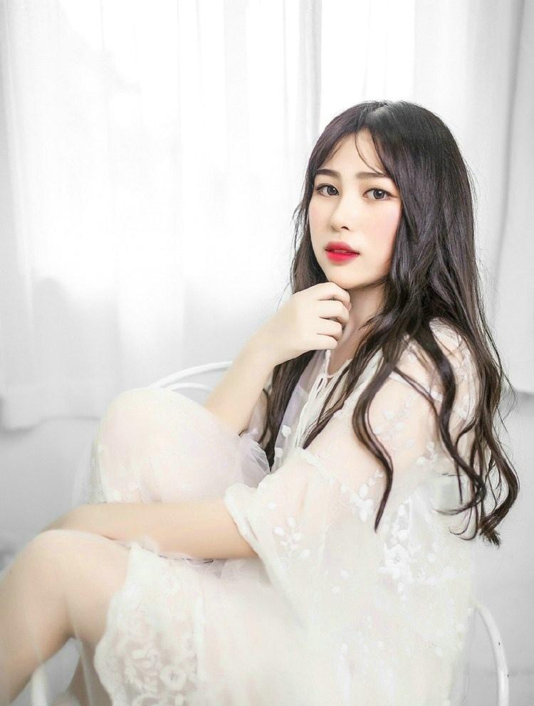 潔凈白色長裙美女紅唇嬌艷欲滴時尚寫真