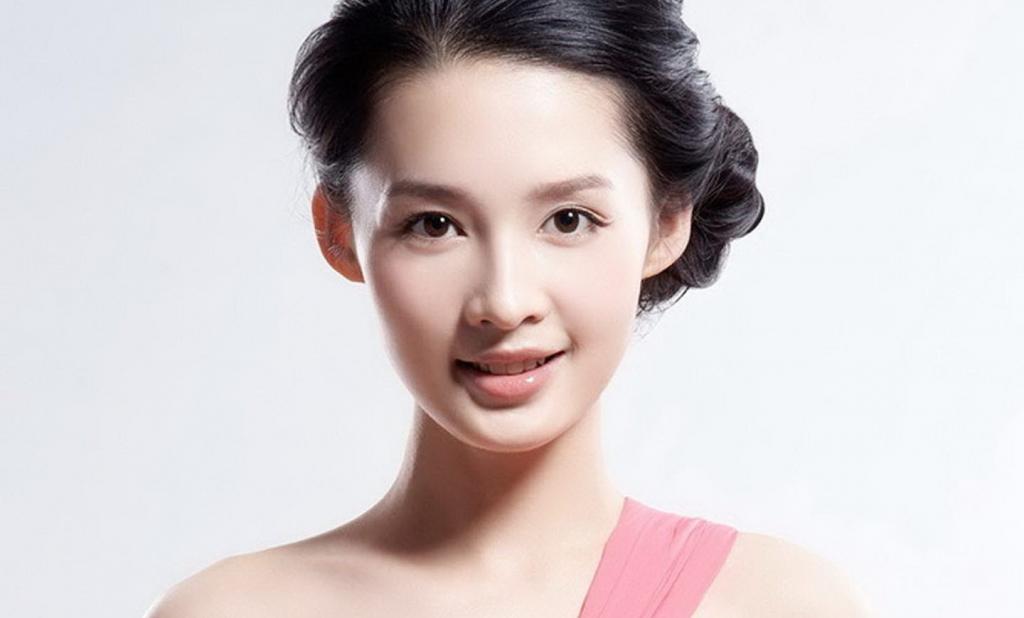 李沁純白色魅力來襲顯白嫩笑顏