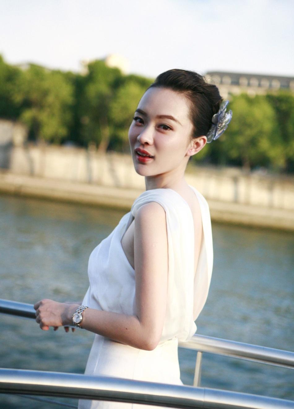 美女霍思燕塞納河邊拍純美寫真 白裙婀娜笑容動(dòng)人