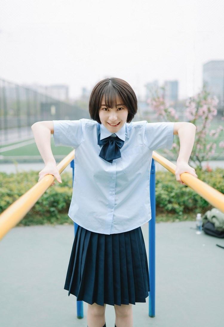 短發少女清純甜美戶外球場寫真圖片