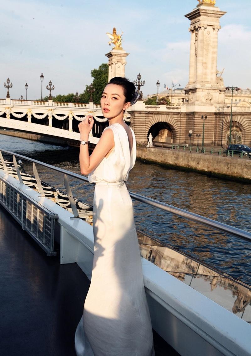 美女霍思燕塞納河邊拍純美寫真 白裙婀娜笑容動(dòng)人