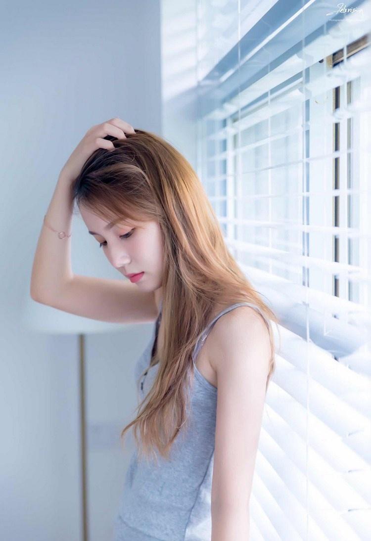 紗窗邊面若桃花清純粉嫩美女圖片
