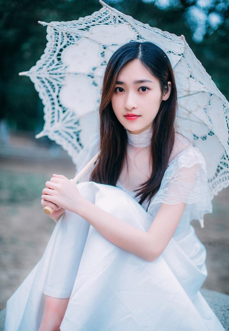清純美少女戶外清新時尚寫真眼神迷人