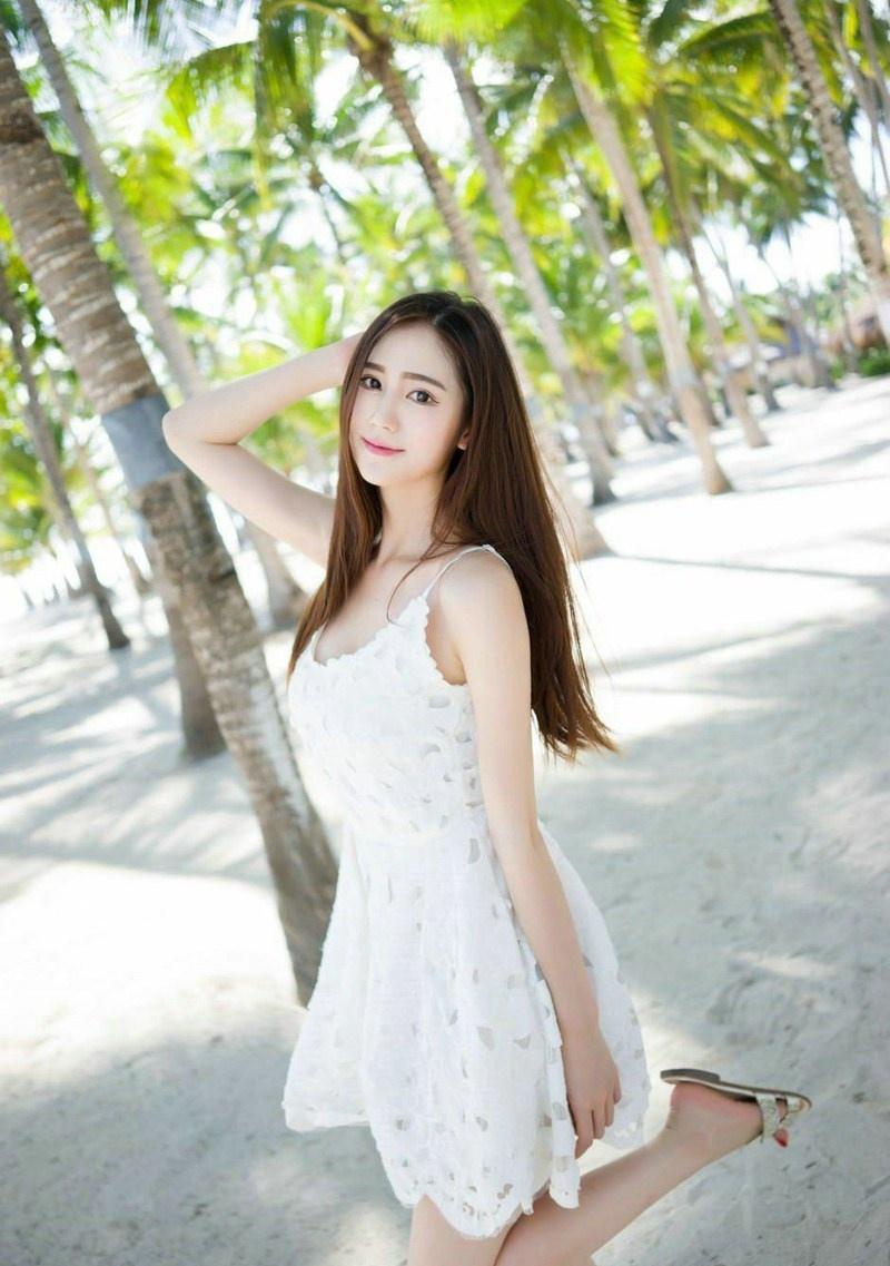 宅男女神SISY思海邊氣質白色短裙迷人時尚寫真
