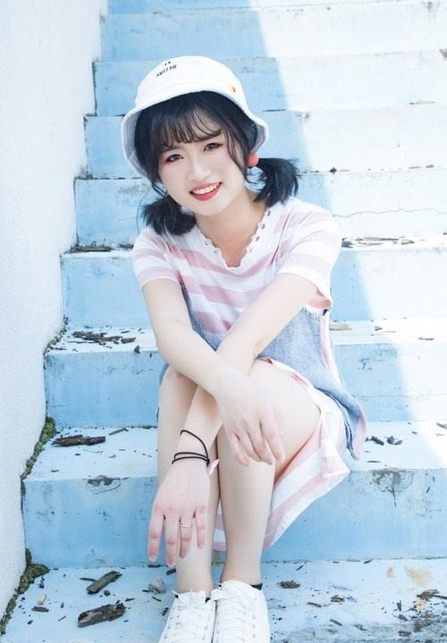 短發圓臉甜美笑容可愛萌妹活力寫真圖片