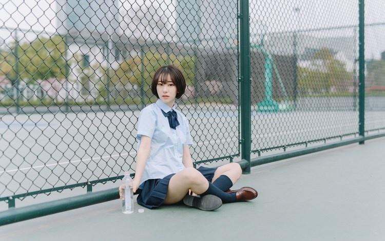 短發少女清純甜美戶外球場寫真圖片
