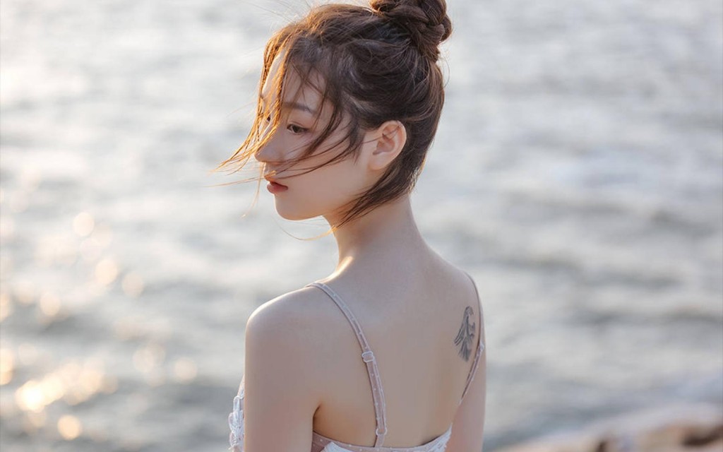 海邊薄紗吊帶美女清純嫵媚唯美寫真