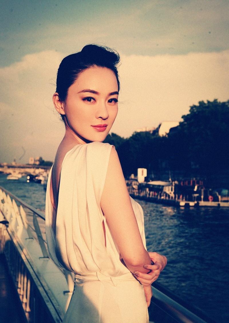 美女霍思燕塞納河邊拍純美寫真 白裙婀娜笑容動(dòng)人
