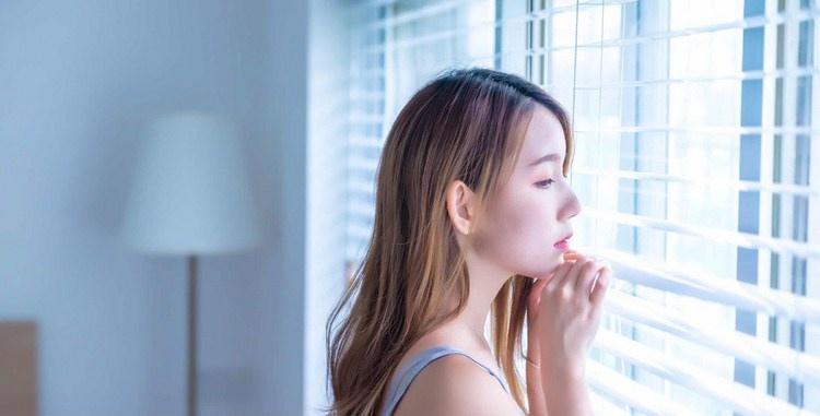 紗窗邊面若桃花清純粉嫩美女圖片