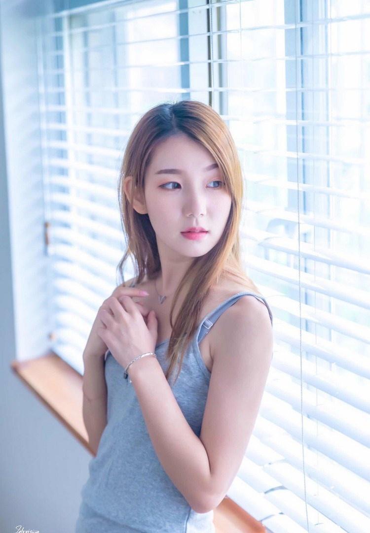 紗窗邊面若桃花清純粉嫩美女圖片