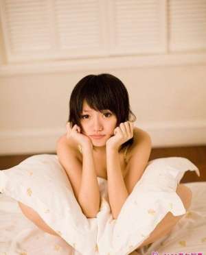陽光少女閨房展露可人萌臉可愛至極