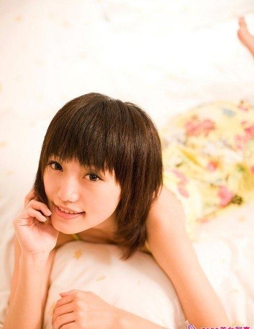 陽光少女閨房展露可人萌臉可愛至極