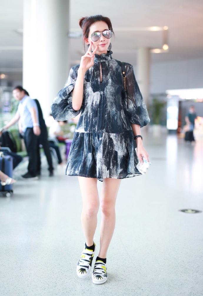 林志玲復古風水墨連衣裙機場驚艷街拍照