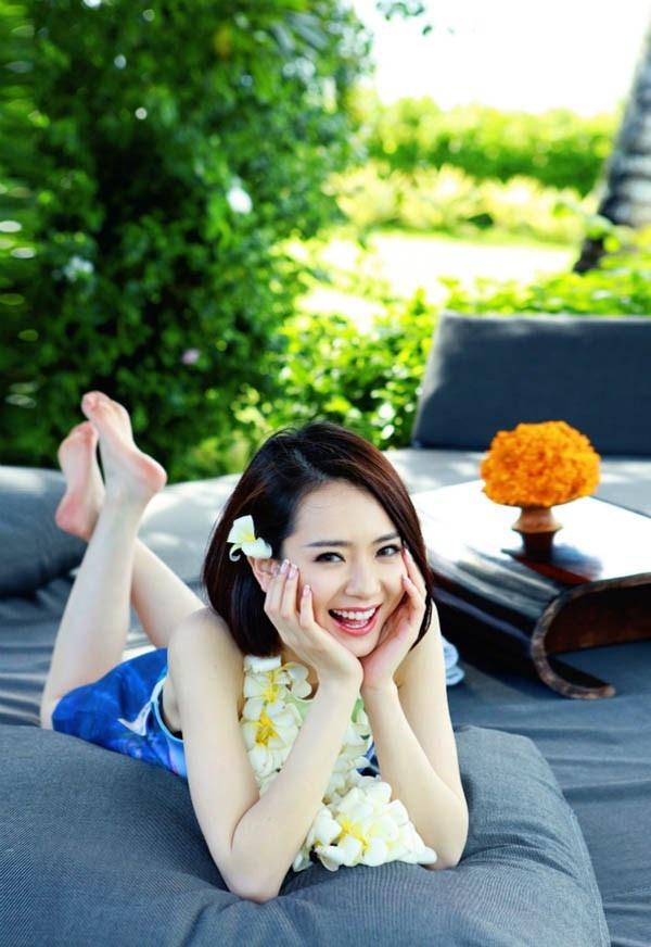 戚薇氣質(zhì)女明星嬌艷如花甜美夏日照