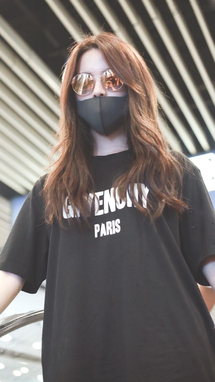 火箭少女101楊超越美腿街拍圖片