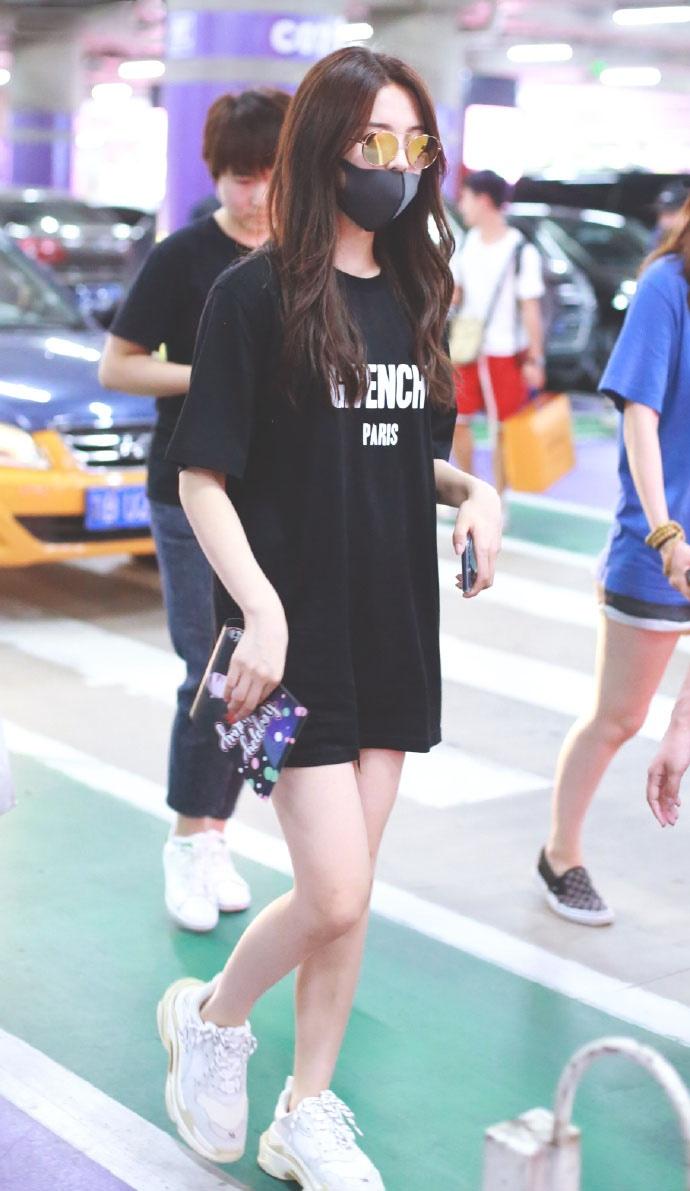 火箭少女101楊超越美腿街拍圖片