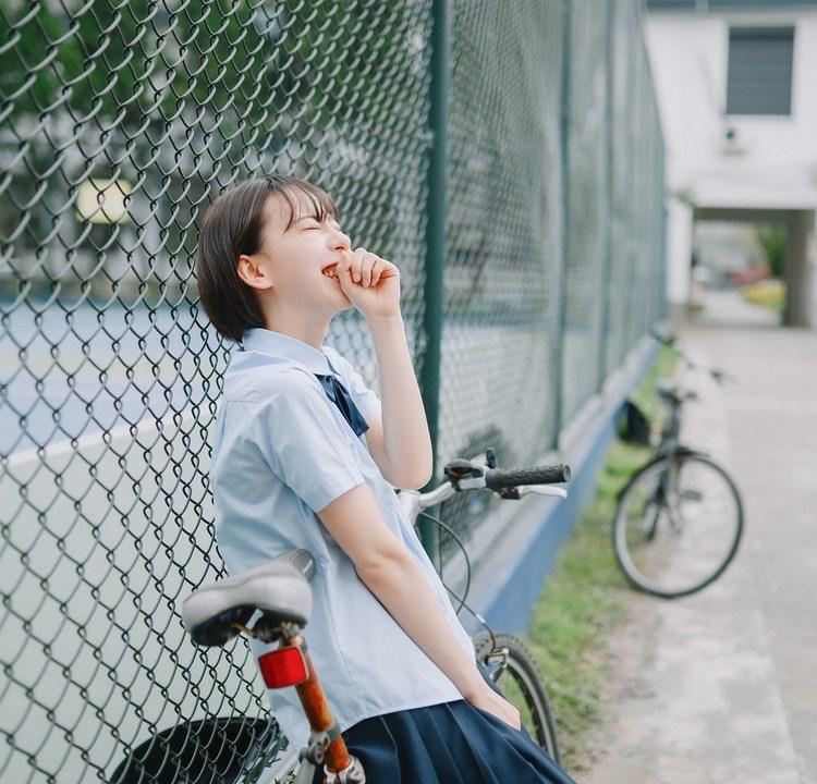 短發少女清純甜美戶外球場寫真圖片
