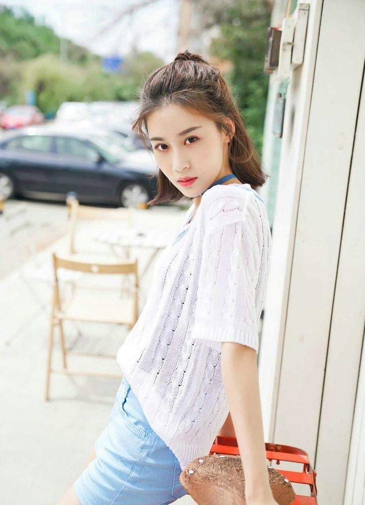 半丸子頭美女室內(nèi)意境甜美迷人時尚寫真