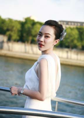 美女霍思燕塞納河邊拍純美寫真 白裙婀娜笑容動人