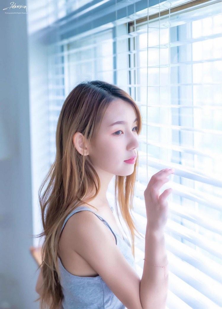 紗窗邊面若桃花清純粉嫩美女圖片