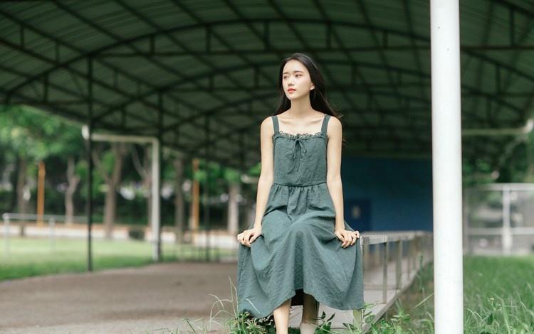 文藝范少女長發飄飄吊帶長裙叢林唯美寫真圖片