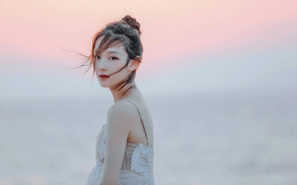 海邊薄紗吊帶美女清純嫵媚唯美寫真
