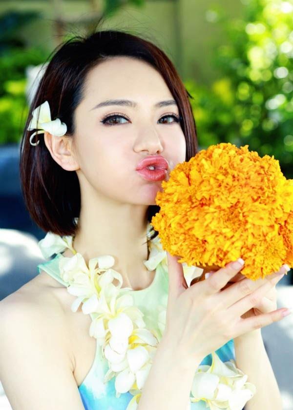 戚薇氣質(zhì)女明星嬌艷如花甜美夏日照