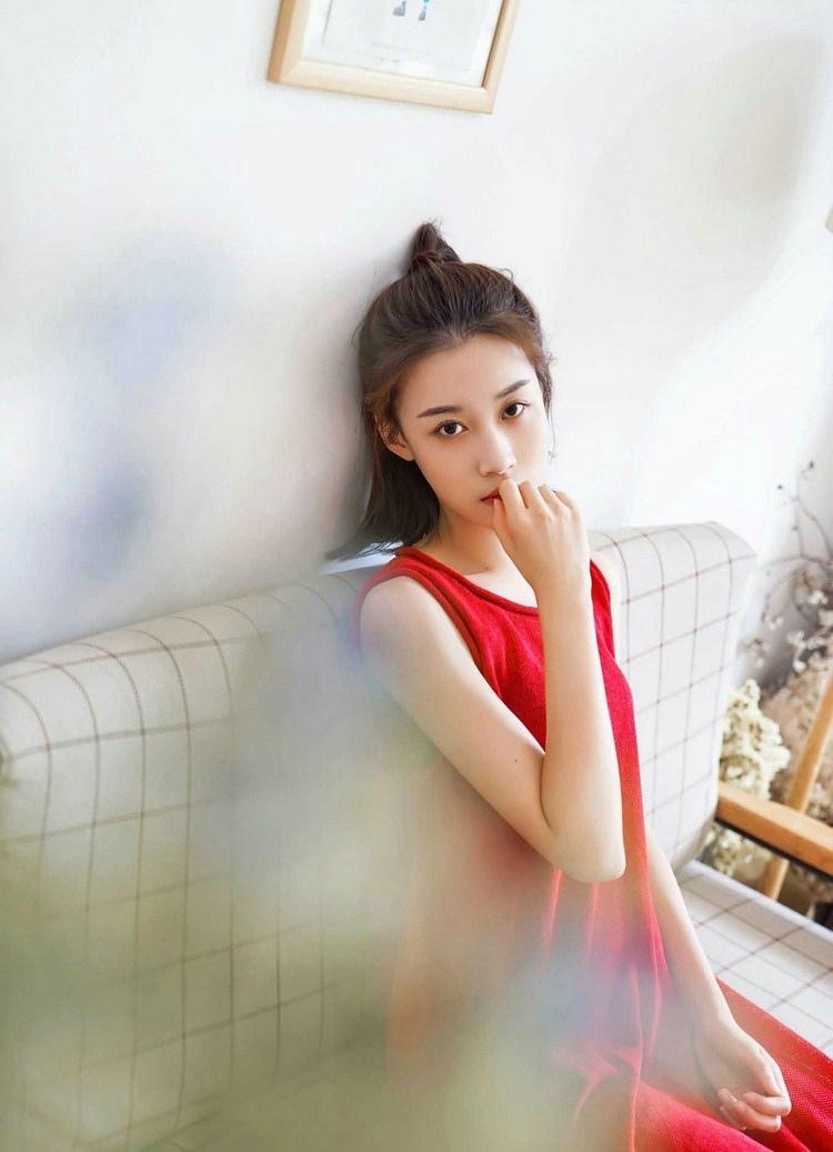 半丸子頭美女室內(nèi)意境甜美迷人時尚寫真