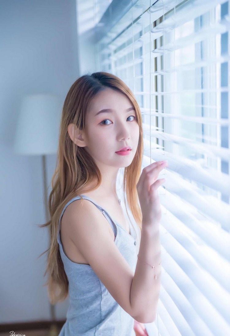 紗窗邊面若桃花清純粉嫩美女圖片