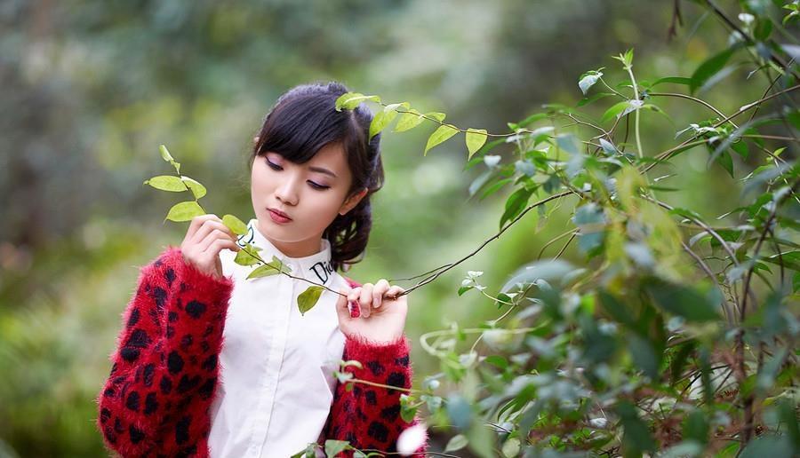 清純的美女森林里的清純唯美時尚寫真